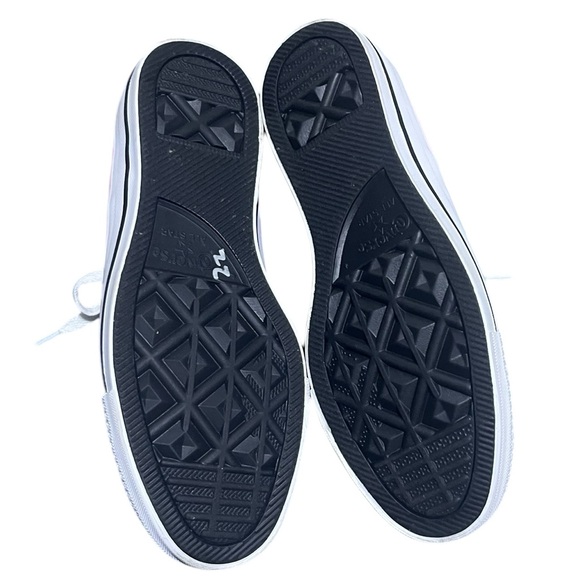 Converse Chuck Taylor women’s strawberry jam low tops. NWOT. Size 8. - Picture 3 of 5